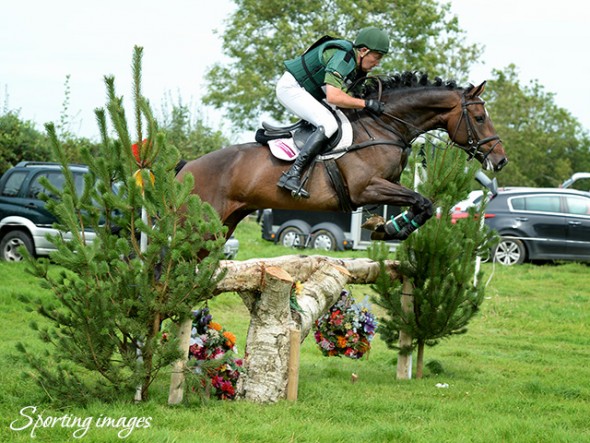 Izzietop winning at Ballyvannon